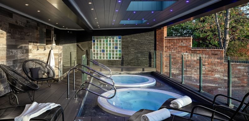 Double outdoor hot tubs and relaxed seating - Fairlawns Hotel & Spa, Walsall