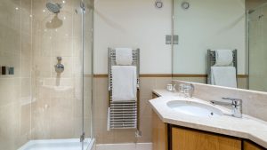 Bathroom in a Classic double room - Donnington Valley Hotel, Golf & Spa, Newbury