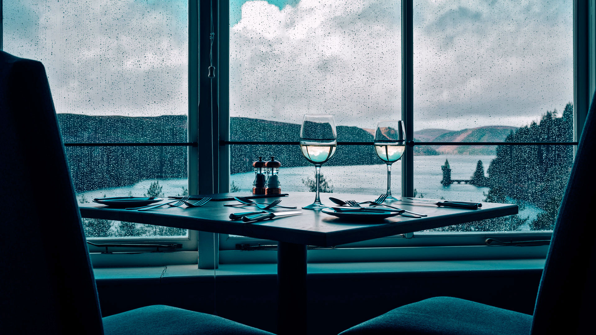 Fine dining overlooking the lake - Lake Vyrnwy Hotel, Snowdonia