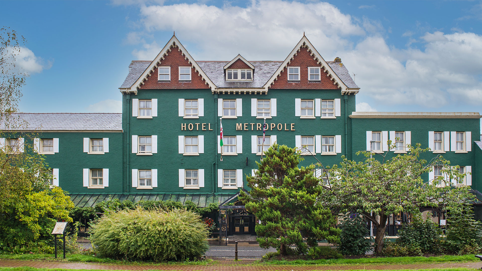 Distinctive green hotel exterior in the sunlight - Metropole Hotel & Spa, Llandrindod Wells