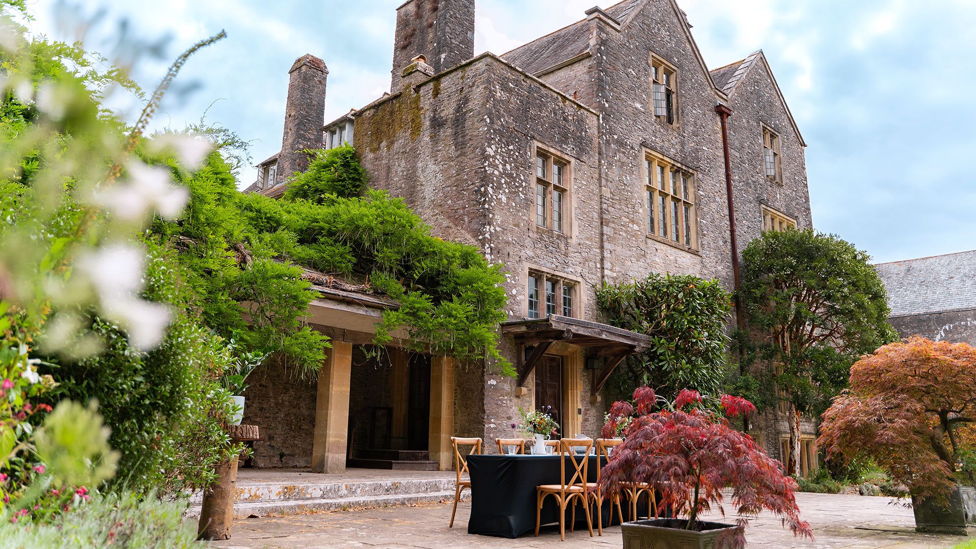 Dartington hall hotel, Totnes, Outdoor alfresco boardroom - Classic British Hotels